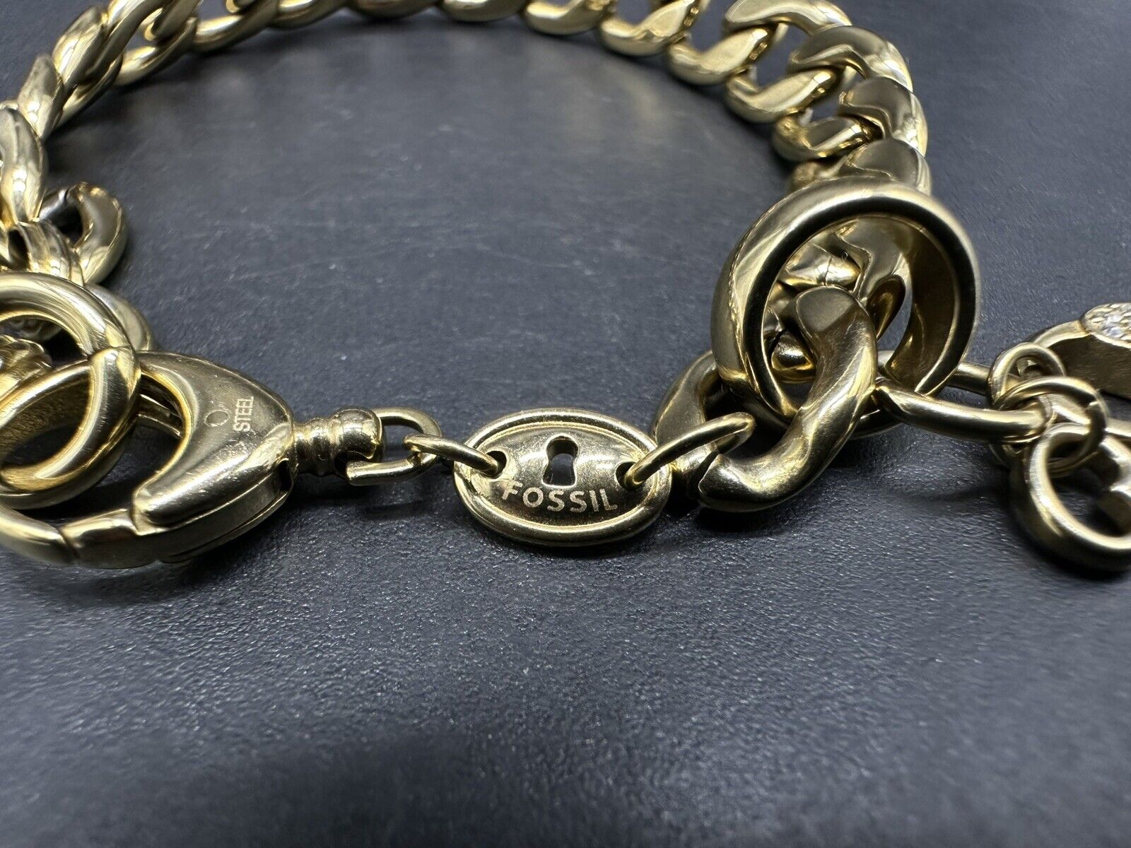 FOSSIL GOLD TONE S/STEEL HEART CRYSTAL PAVE+KEY CHARMS BRACELET 7”