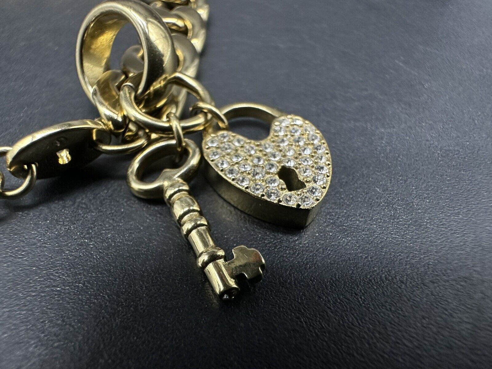 FOSSIL GOLD TONE S/STEEL HEART CRYSTAL PAVE+KEY CHARMS BRACELET 7”