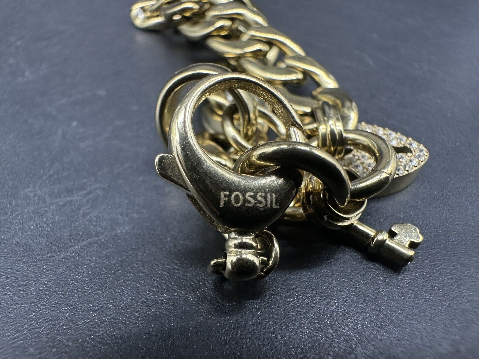 FOSSIL GOLD TONE S/STEEL HEART CRYSTAL PAVE+KEY CHARMS BRACELET 7”