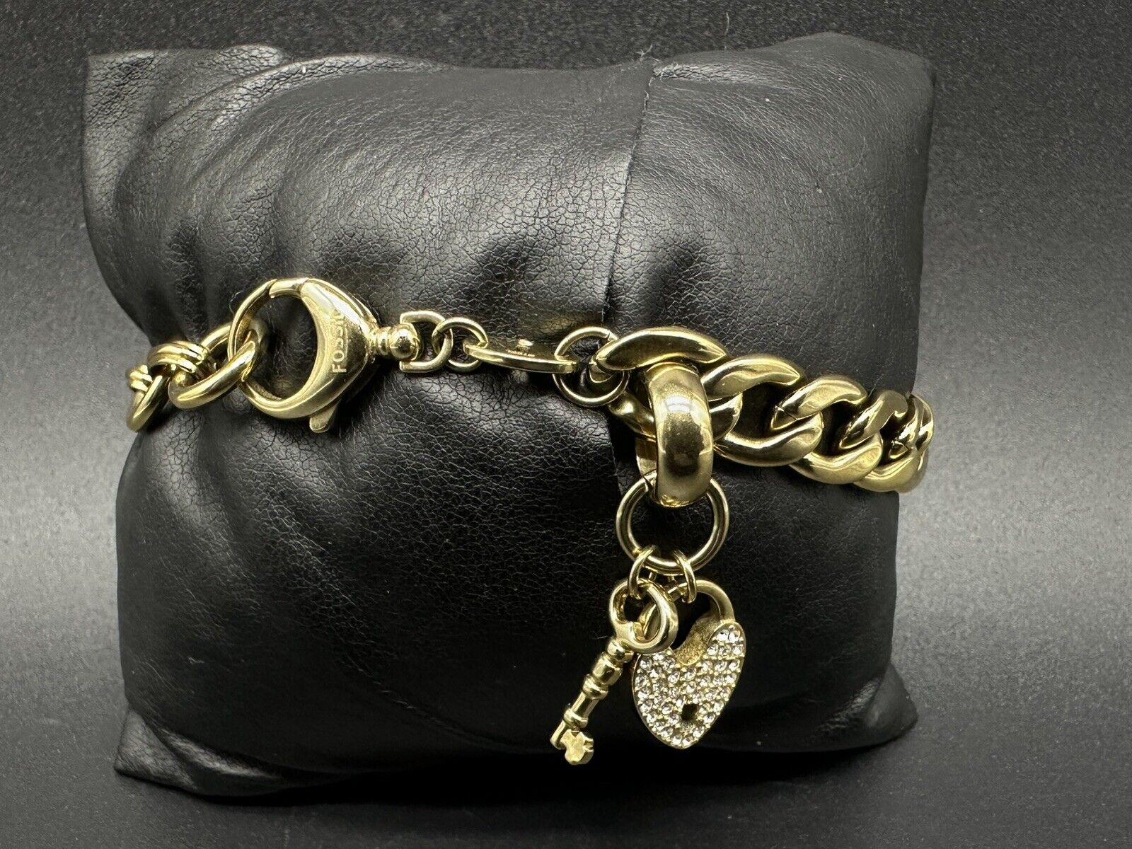 FOSSIL GOLD TONE S/STEEL HEART CRYSTAL PAVE+KEY CHARMS BRACELET 7”