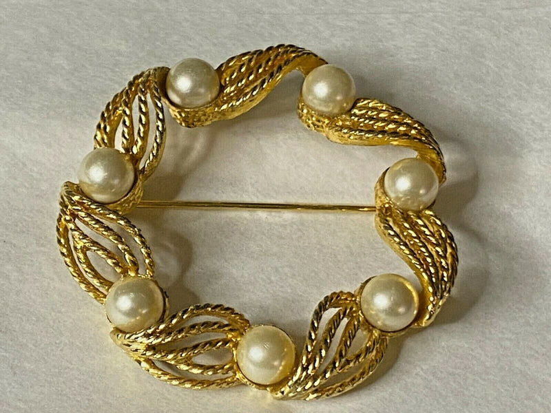 Vintage Unsigned Gold Tone Circle Faux Pearl Elegant Pin Brooch
