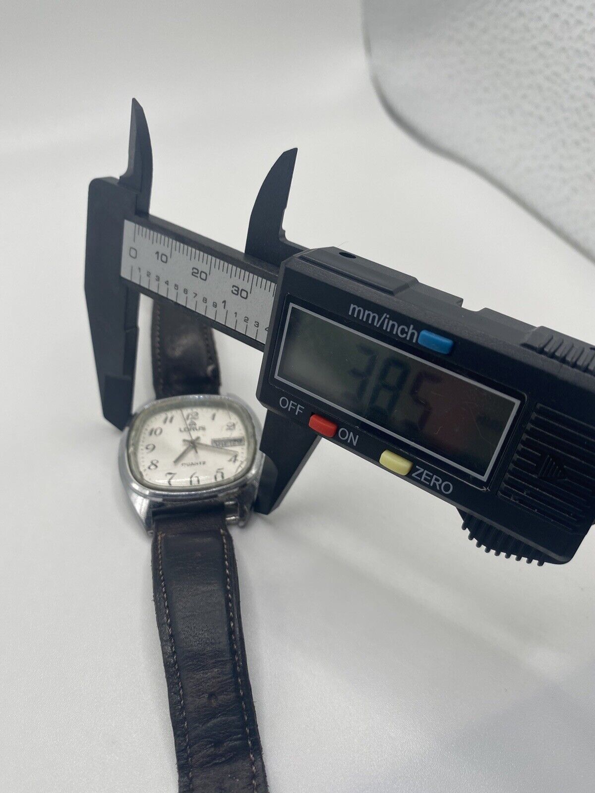 Vintage Lorus Water Resistant Quartz Watch Y573-5030 Stainless Steel Back