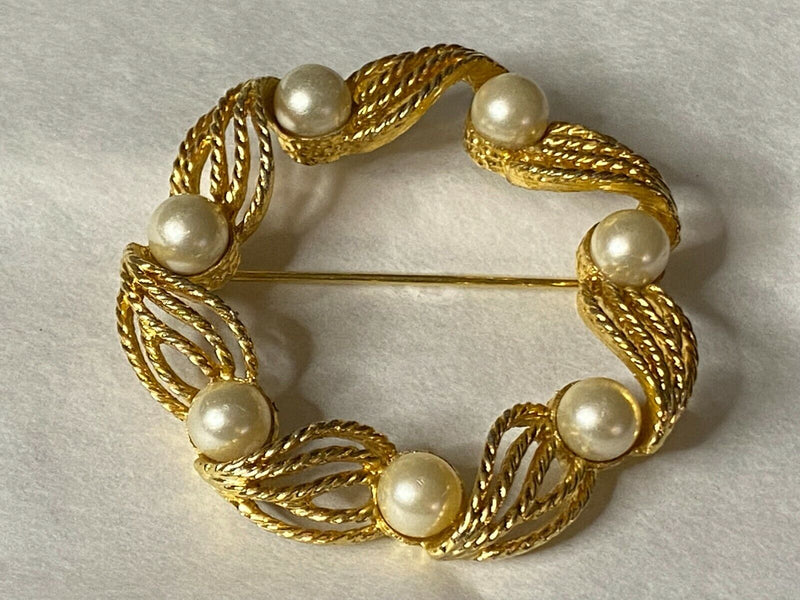 Vintage Unsigned Gold Tone Circle Faux Pearl Elegant Pin Brooch